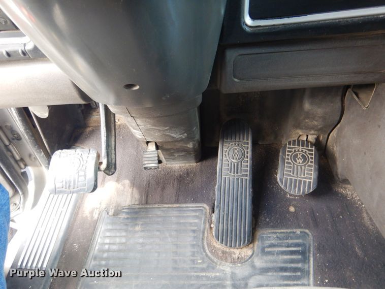 image for item HU9258 2007 Kenworth W900  semi truck