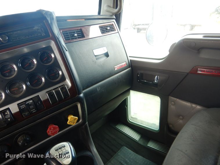 image for item HU9258 2007 Kenworth W900  semi truck