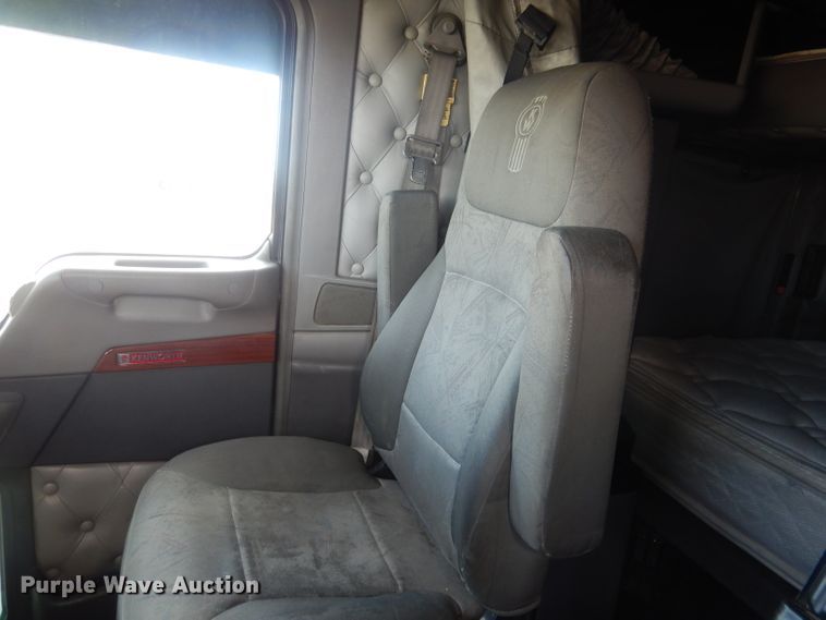 image for item HU9258 2007 Kenworth W900  semi truck