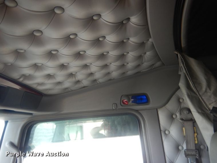 image for item HU9258 2007 Kenworth W900  semi truck