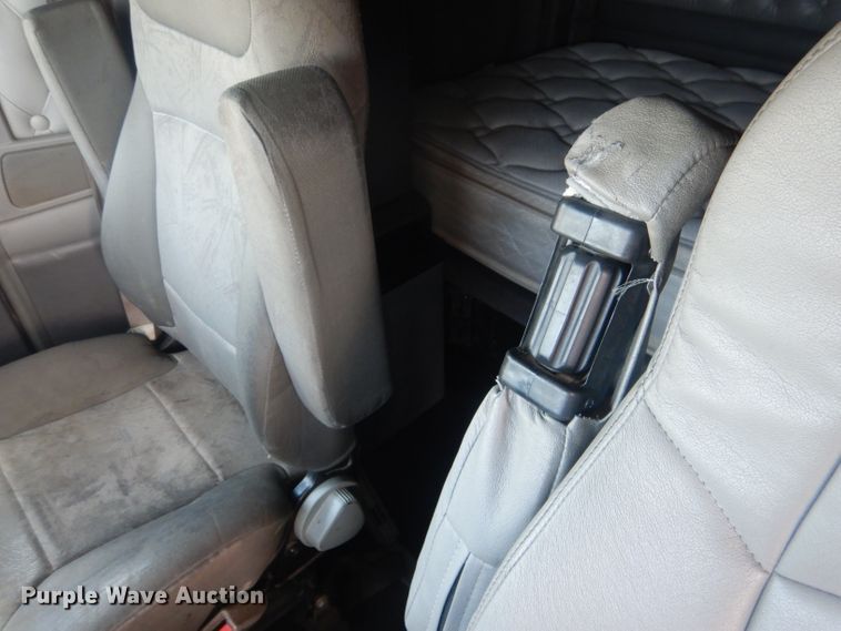 image for item HU9258 2007 Kenworth W900  semi truck