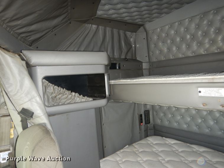 image for item HU9258 2007 Kenworth W900  semi truck