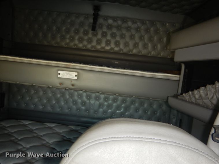 image for item HU9258 2007 Kenworth W900  semi truck