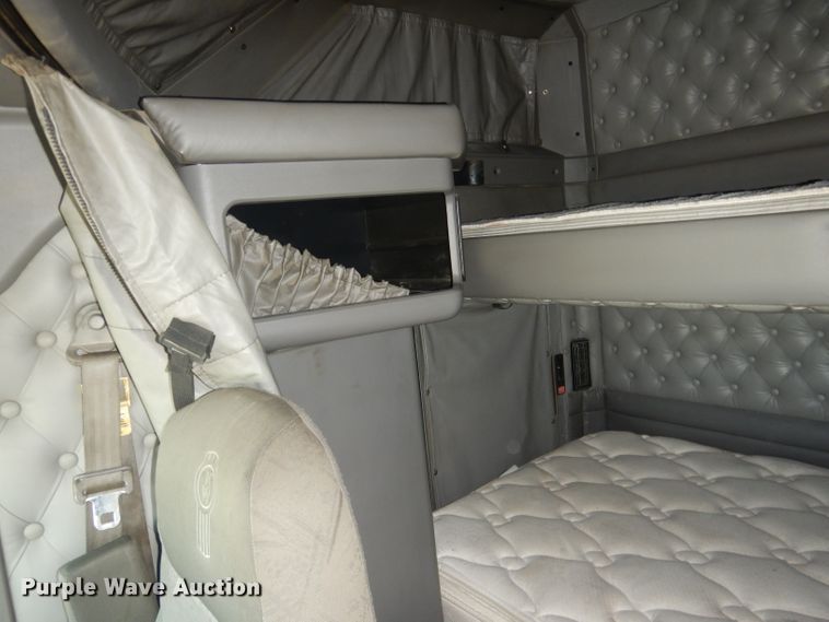 image for item HU9258 2007 Kenworth W900  semi truck