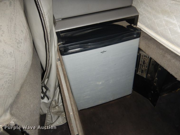 image for item HU9258 2007 Kenworth W900  semi truck