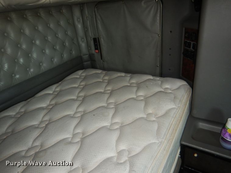 image for item HU9258 2007 Kenworth W900  semi truck