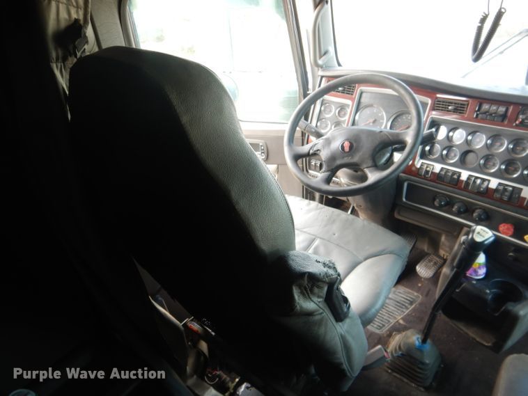 image for item HU9258 2007 Kenworth W900  semi truck