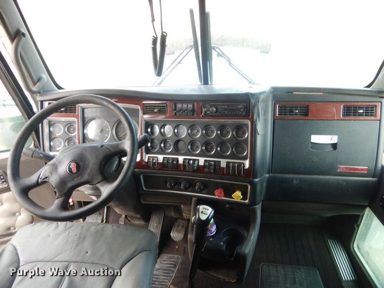 image for item HU9258 2007 Kenworth W900  semi truck