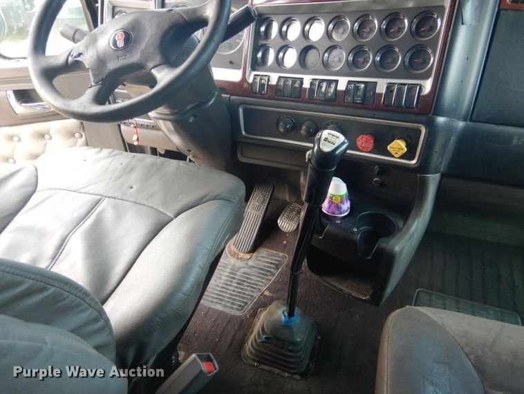 image for item HU9258 2007 Kenworth W900  semi truck