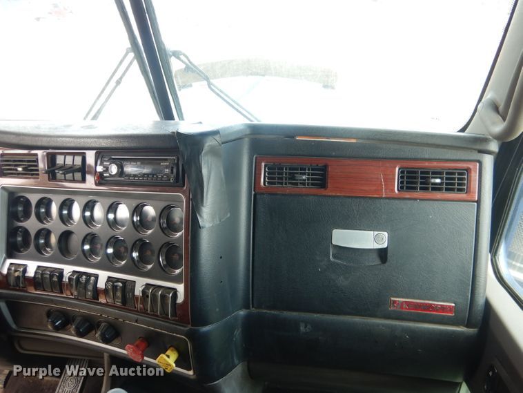 image for item HU9258 2007 Kenworth W900  semi truck