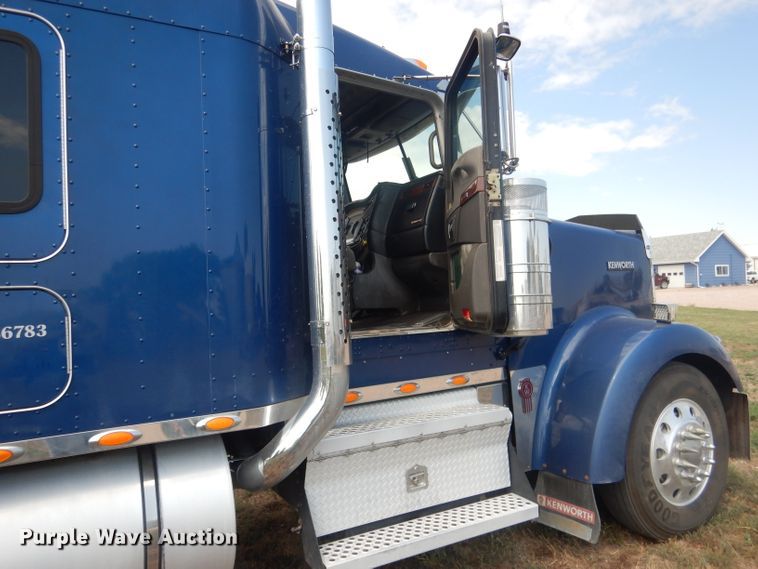 image for item HU9258 2007 Kenworth W900  semi truck