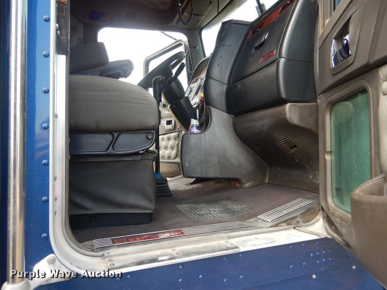 image for item HU9258 2007 Kenworth W900  semi truck