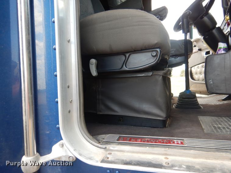 image for item HU9258 2007 Kenworth W900  semi truck