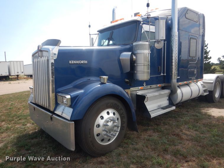 image for item HU9258 2007 Kenworth W900  semi truck