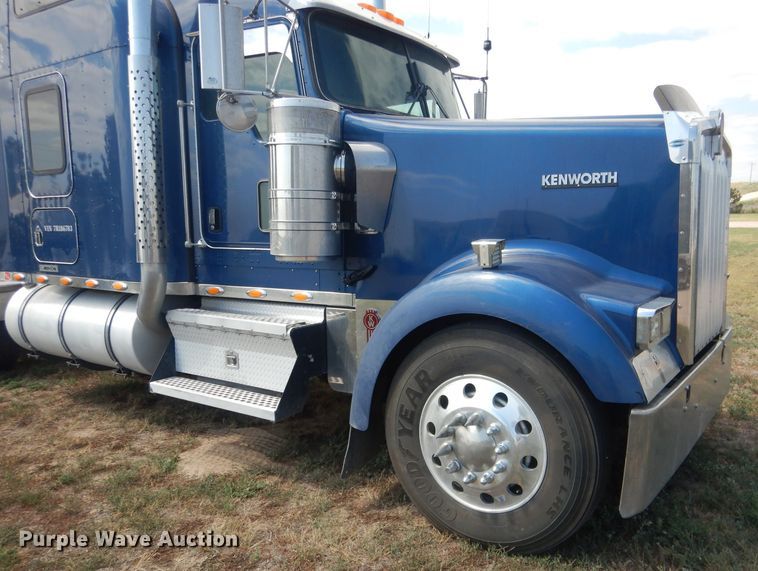 image for item HU9258 2007 Kenworth W900  semi truck
