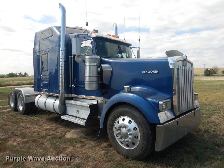 image for item HU9258 2007 Kenworth W900  semi truck