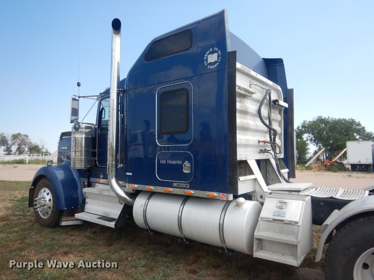image for item HU9258 2007 Kenworth W900  semi truck