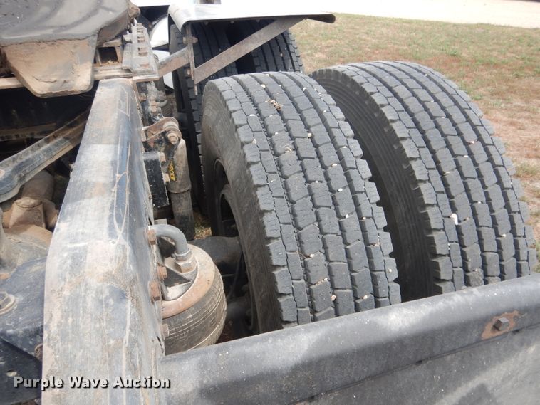 image for item HU9258 2007 Kenworth W900  semi truck