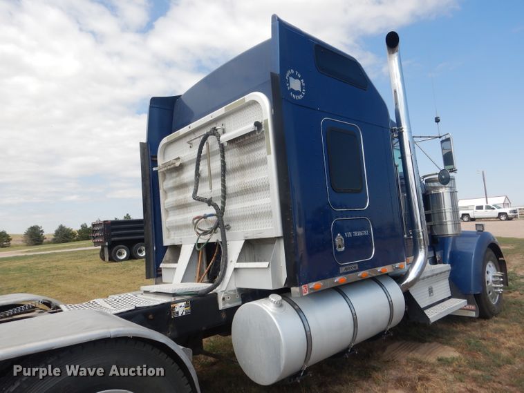 image for item HU9258 2007 Kenworth W900  semi truck