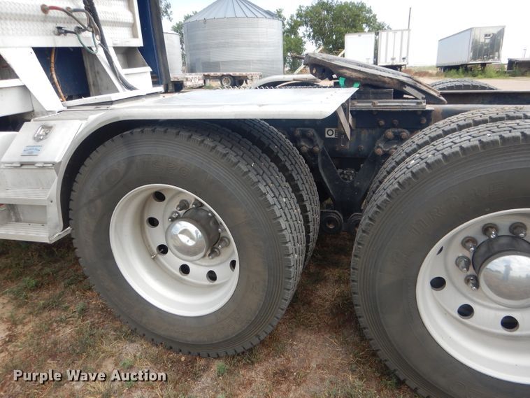 image for item HU9258 2007 Kenworth W900  semi truck