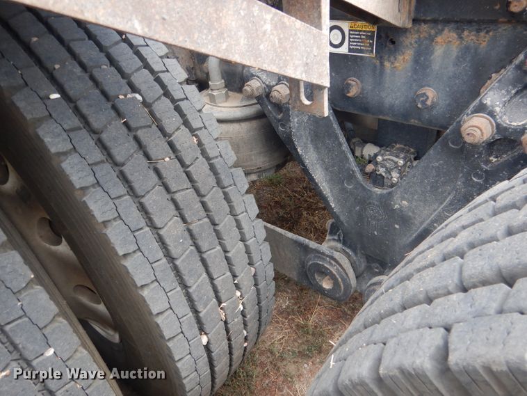 image for item HU9258 2007 Kenworth W900  semi truck