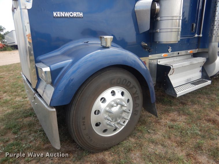image for item HU9258 2007 Kenworth W900  semi truck
