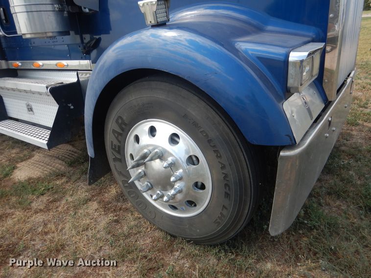 image for item HU9258 2007 Kenworth W900  semi truck