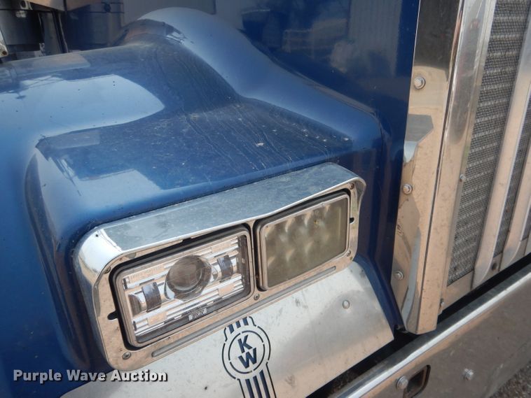 image for item HU9258 2007 Kenworth W900  semi truck
