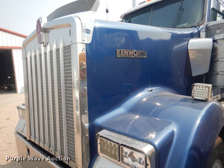 image for item HU9258 2007 Kenworth W900  semi truck