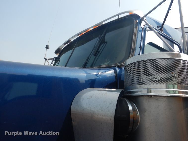 image for item HU9258 2007 Kenworth W900  semi truck