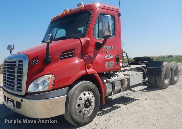 image for item HU9273 2010 Freightliner Cascadia 113  semi truck