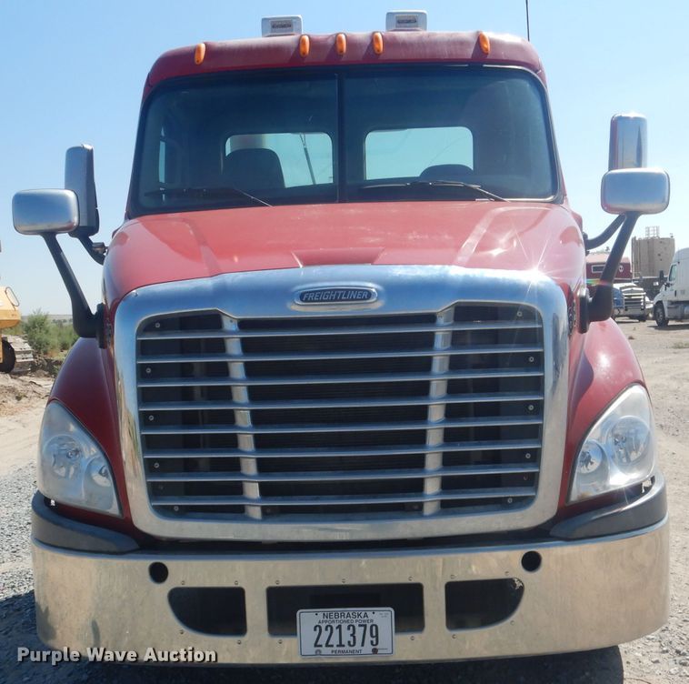 image for item HU9273 2010 Freightliner Cascadia 113  semi truck