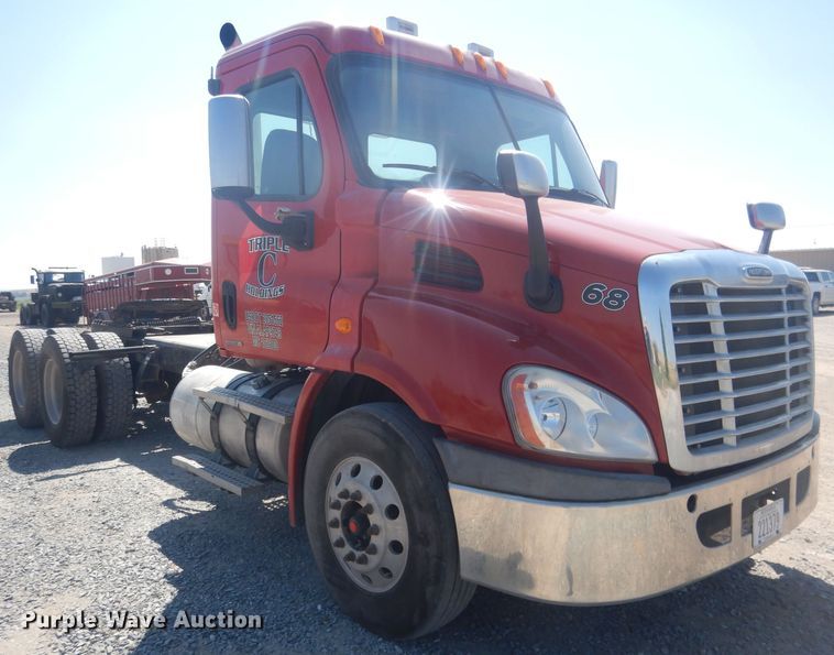 image for item HU9273 2010 Freightliner Cascadia 113  semi truck