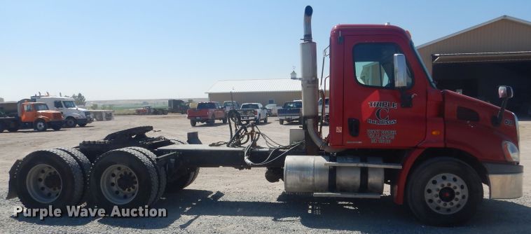 image for item HU9273 2010 Freightliner Cascadia 113  semi truck