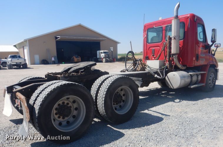 image for item HU9273 2010 Freightliner Cascadia 113  semi truck