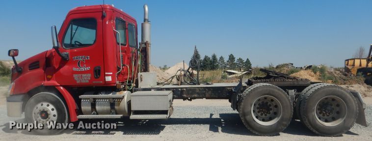 image for item HU9273 2010 Freightliner Cascadia 113  semi truck