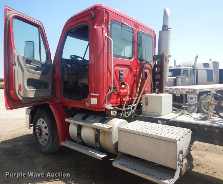 image for item HU9273 2010 Freightliner Cascadia 113  semi truck