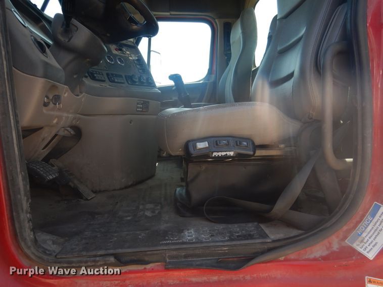 image for item HU9273 2010 Freightliner Cascadia 113  semi truck