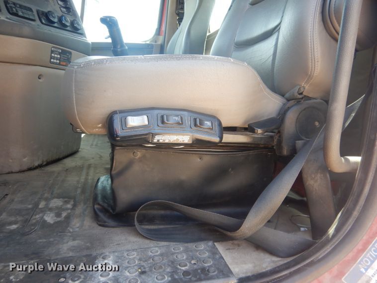 image for item HU9273 2010 Freightliner Cascadia 113  semi truck