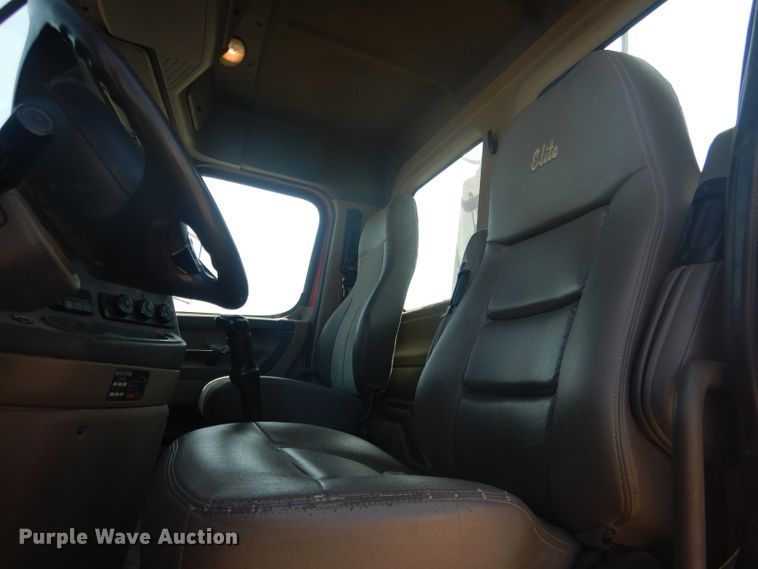 image for item HU9273 2010 Freightliner Cascadia 113  semi truck