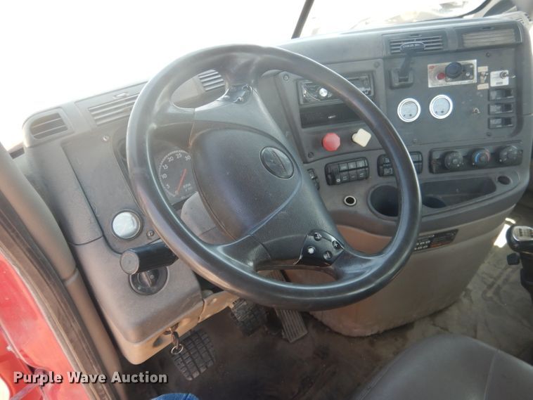 image for item HU9273 2010 Freightliner Cascadia 113  semi truck