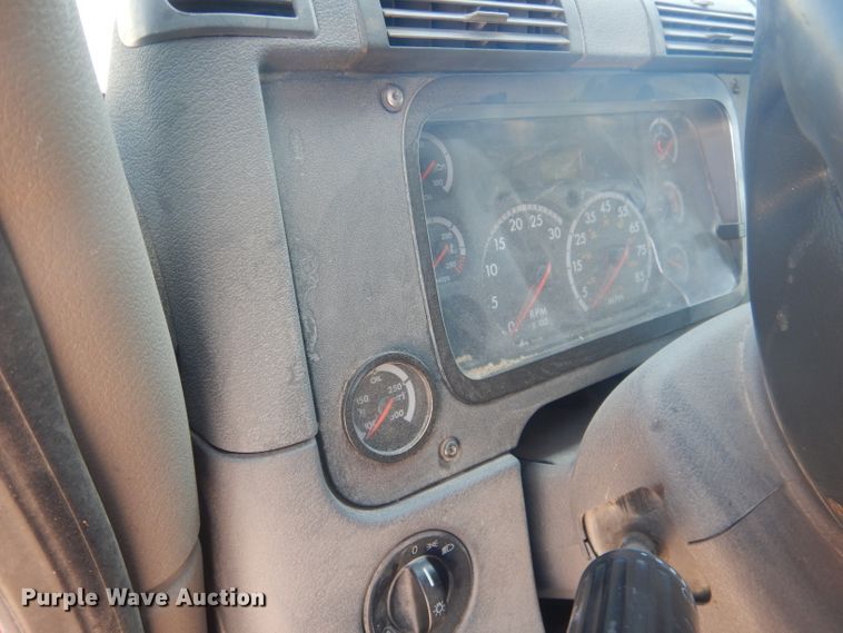 image for item HU9273 2010 Freightliner Cascadia 113  semi truck