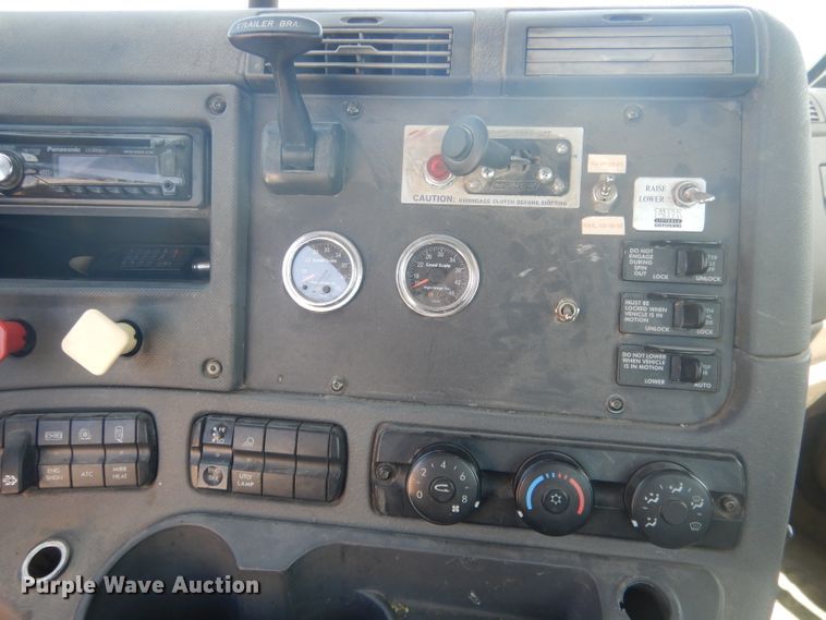 image for item HU9273 2010 Freightliner Cascadia 113  semi truck