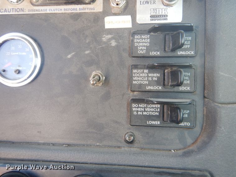 image for item HU9273 2010 Freightliner Cascadia 113  semi truck