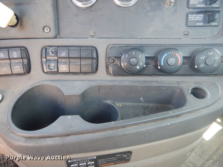 image for item HU9273 2010 Freightliner Cascadia 113  semi truck