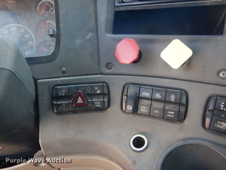 image for item HU9273 2010 Freightliner Cascadia 113  semi truck