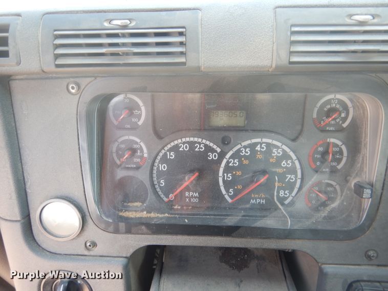 image for item HU9273 2010 Freightliner Cascadia 113  semi truck