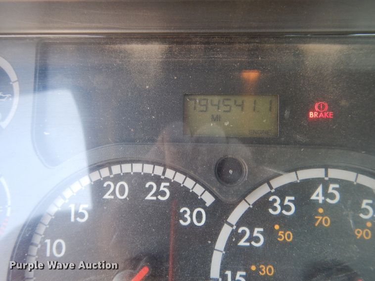 image for item HU9273 2010 Freightliner Cascadia 113  semi truck