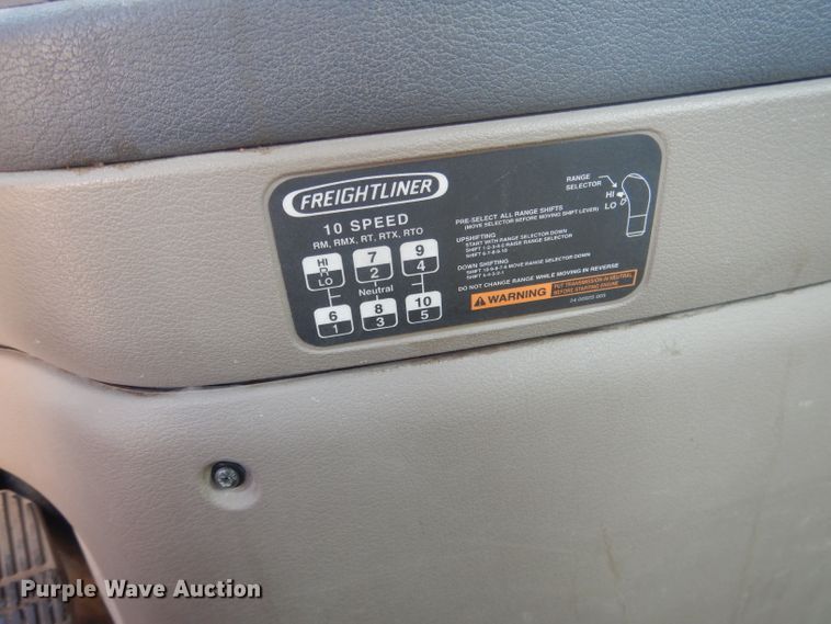 image for item HU9273 2010 Freightliner Cascadia 113  semi truck