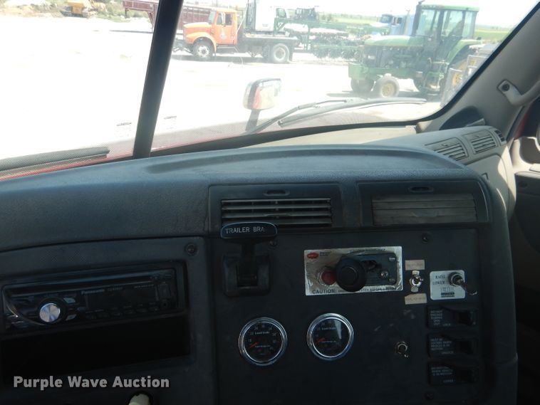 image for item HU9273 2010 Freightliner Cascadia 113  semi truck